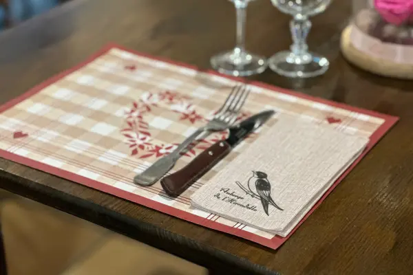 Une cuisine de caractère / le restaurant L Hirondelle à Albertville / serviette écologique