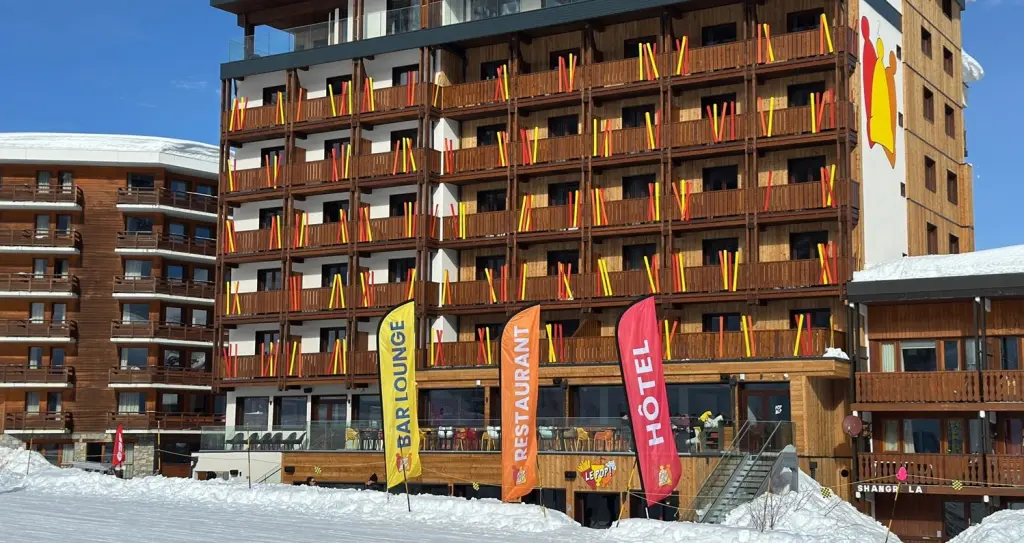 Une pause ensoleillée / Le PopAlp La Plagne / beachflag VISTACOM