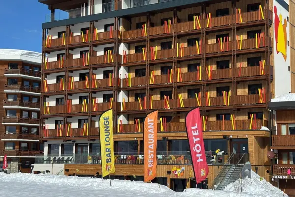 Une pause ensoleillée / Le PopAlp La Plagne / beachflag VISTACOM