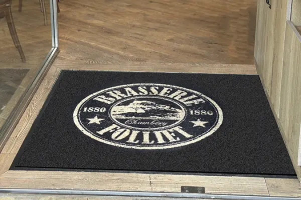 La Brasserie Cafés Folliet Chambéry vous accueille avec style / Tapis d’entrée personnalisé avec