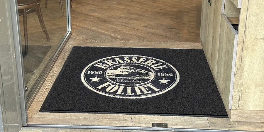 La Brasserie Cafés Folliet Chambéry vous accueille avec style / Tapis d’entrée personnalisé avec