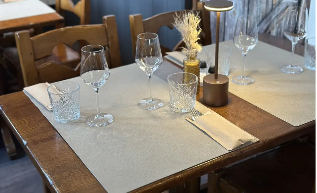 Une table au carré / restaurant l’ART B Saint Martin de Belleville / Set