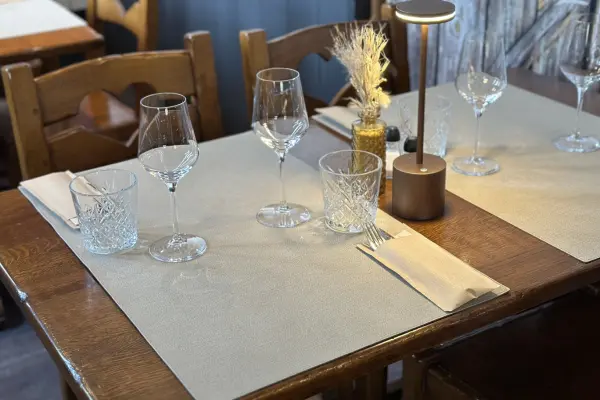 Une table au carré / restaurant l’ART B Saint Martin de Belleville / Set