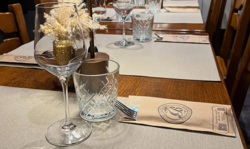 une table bien dressée / restaurant l’ART B Saint Martin de Belleville / pochette