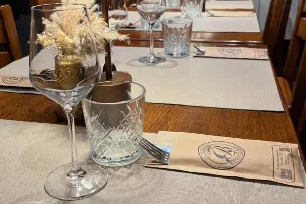 une table bien dressée / restaurant l’ART B Saint Martin de Belleville / pochette