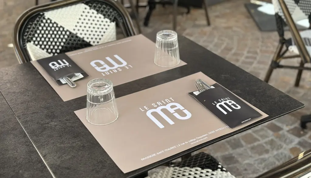 Une terrasse bien organisée/ Brasserie Le St Maurice à Annecy / set et Pochette