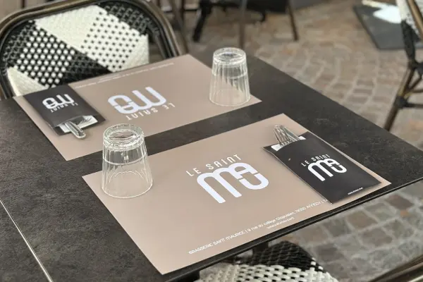 Une terrasse bien organisée/ Brasserie Le St Maurice à Annecy / set et Pochette