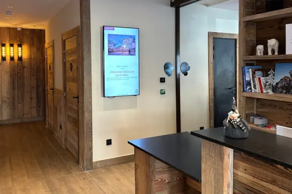Le « Premier réseau d’affichage dynamique Dooh » pour « l’hôtellerie premium » dans les Alpes du nord