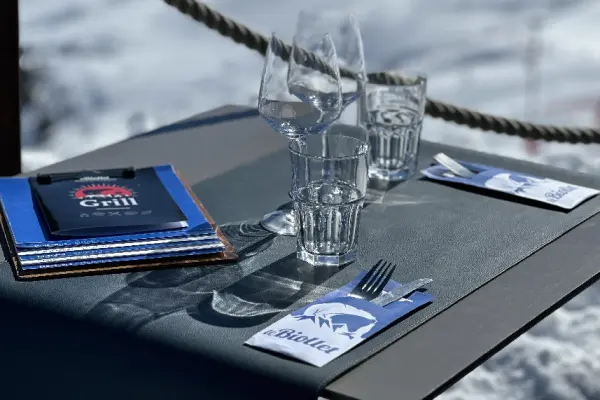 une mise en place soignée / Le Biollet restaurant d’altitude / tête à tête