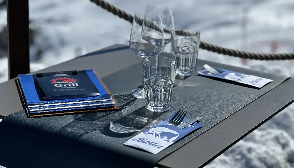 une mise en place soignée / Le Biollet restaurant d’altitude / tête à tête