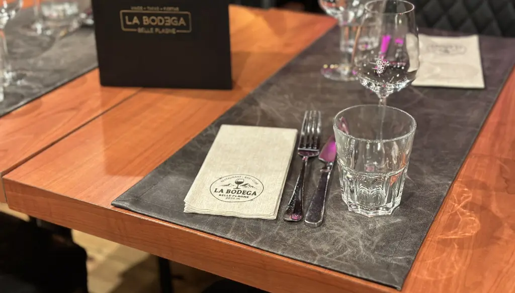 une table au carré / La BODEGA à la Plagne / chemin de table