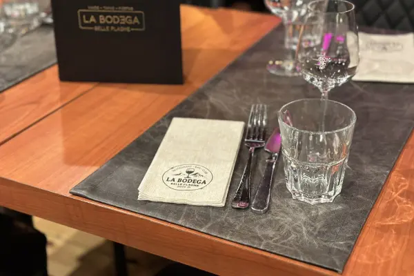 une table au carré / La BODEGA à la Plagne / chemin de table