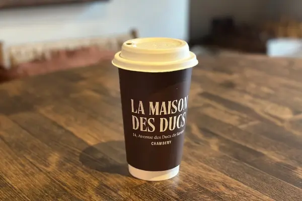 Pause café à Chambéry / La Maison des Ducs / Gobelet personnalisé VISTACOM CHR