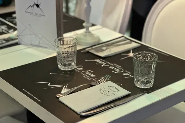 Une table élégante / serviettes personnalisées écoresponsable Vistacom CHR / Restaurant la Face Nord