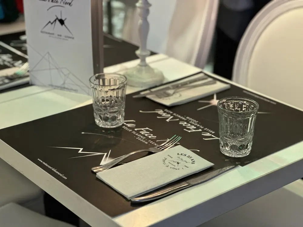 Une table élégante / serviettes personnalisées écoresponsable Vistacom CHR / Restaurant la Face Nord