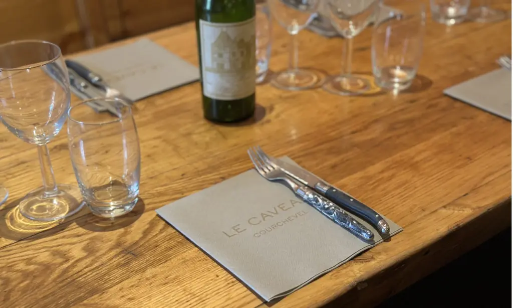 Une serviette qui suit votre décoration / restaurant Le Caveau Courchevel / VISTACOM CHR