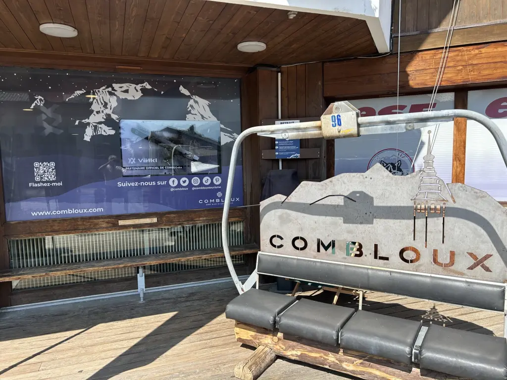 Écran d'information installé devant l'office de tourisme de Combloux