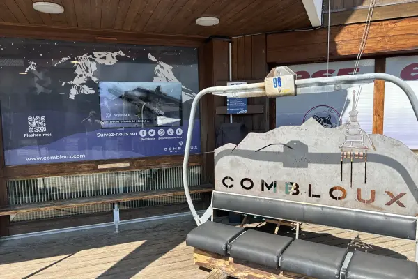 Écran d'information installé devant l'office de tourisme de Combloux