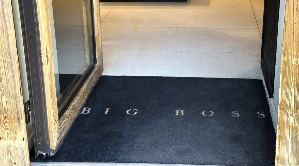 Tapis d'entrée personnalisé au logo d'une boutique de Megève