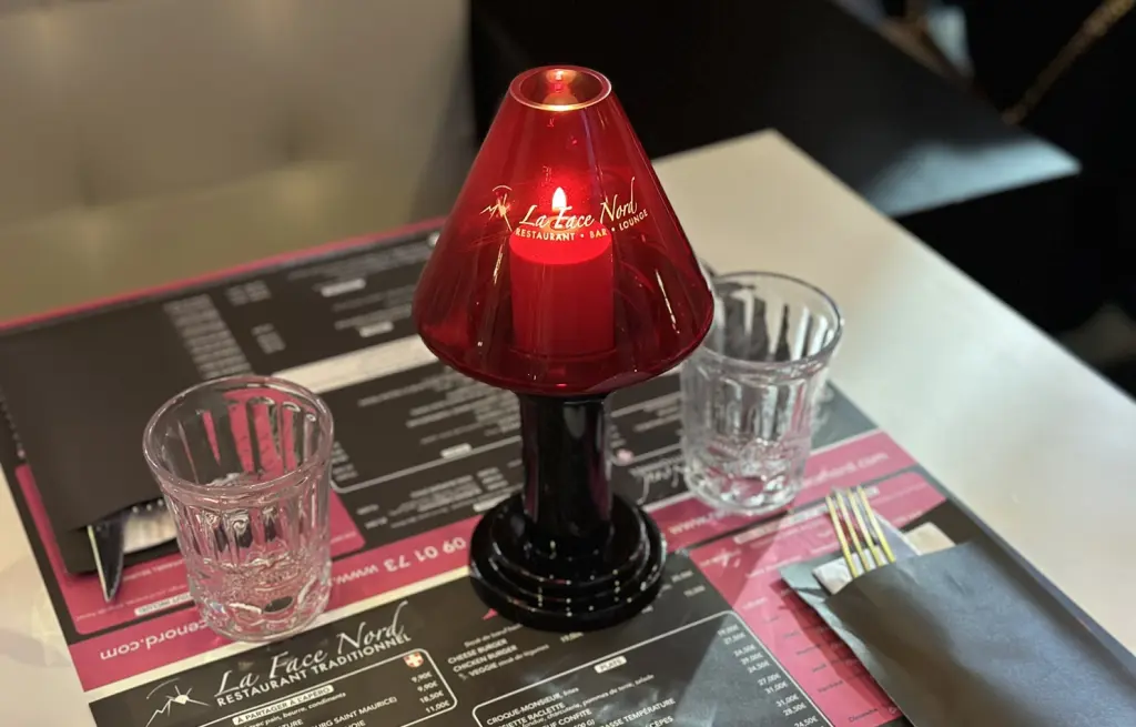 Une décoration de table éclairante / Bougie personnalisée avec Vistacom CHR / Restaurant la