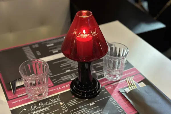 Une décoration de table éclairante / Bougie personnalisée avec Vistacom CHR / Restaurant la