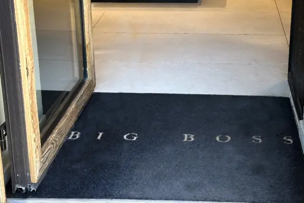 Une entrée remarquée / Magasin BIG BOSS de Megève / Tapis d’entrée personnalisé avec